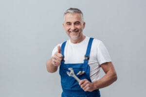 Handwerker mit Schraubenschlüssel in der Hand