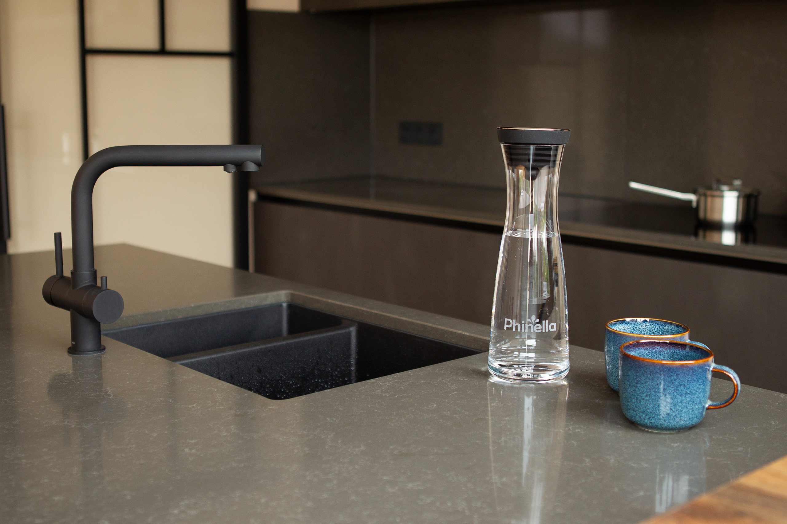 Phinella Wasserkaraffe WMF Basic 1 Liter in einer Küche mit Drei-Wege-Wasserhahn schwarz
